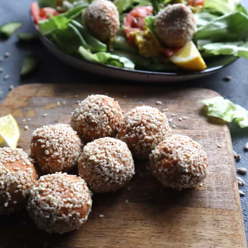 Falafel balls with sesame seeds